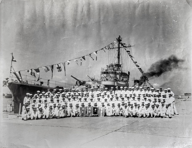海軍丹陽艦官兵於1965年的艦慶合影,並秀出競賽所獲得的錦旗。(黃政行提供)