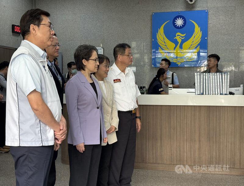 台灣第一場以女性為主的防災士培訓課程4日在新北市開訓,副總統蕭美琴(前左2)、內政部長劉世芳(前左3)與新北市副市長劉和然(前左)等人一同參觀了解培訓情形。中央社記者曹亞沿攝 114年9月4日
