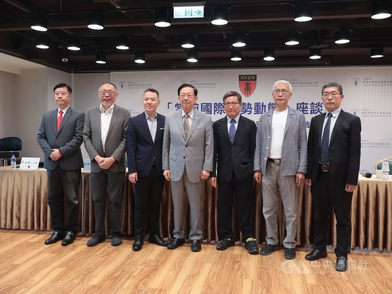 國策研究院文教基金會4日在張榮發基金會召開「當前國際局勢動態座談會:從阿拉斯加會談、上合峰會到二戰紀念的戰略意涵」。民進黨中國事務部主任吳峻鋕(左起)、台灣師範大學東亞學系教授范世平、國策研究院副院長郭育仁、國策研究院董事長兼院長田弘茂、淡江大學兩岸關係研究中心主任張五岳、亞太和平研究基金會執行長董立文、台北醫學大學通識教育中心教授兼副主任張國城。中央社記者李雅雯攝 114年9月4日