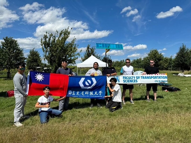 教育部4日發布新聞稿介紹「優秀外國青年來台蹲點計畫(TEEP)」,虎尾科技大學無人機實驗室與捷克科技大學學生合作開發太陽能無人機。(教育部提供)中央社記者陳至中台北傳真 114年9月4日