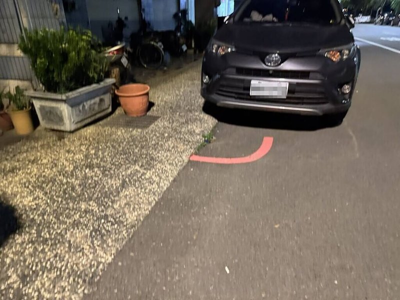 台中有民代獲民眾通報,大里區有7處路口轉角,僅畫設1公尺長紅線,誤導民眾違停卻遭罰。(江和樹提供)中央社記者蘇木春傳真 114年9月4日