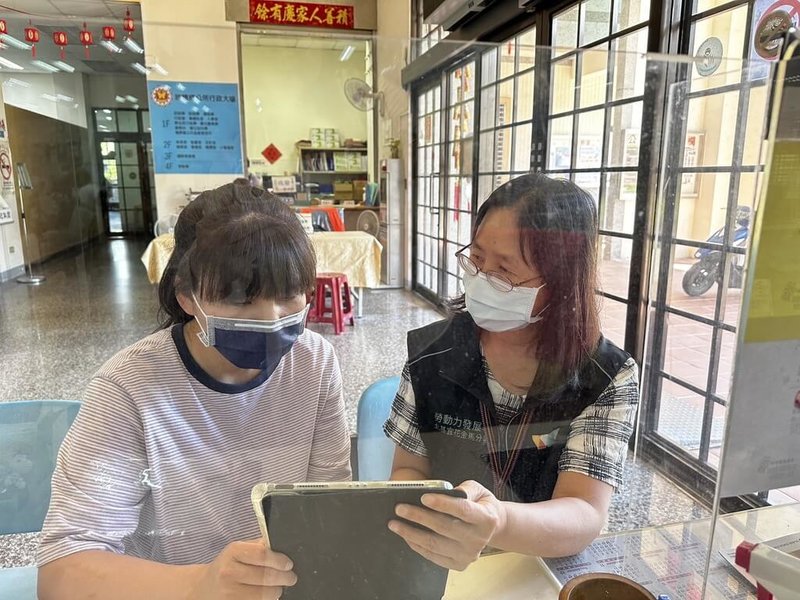 勞動部推動「支援青年就業計畫」，玉里就業中心4日表示，計畫線上申請流程便利，中心也可提供實體一對一諮詢服務，助青年填寫申請文件、解讀職涯測驗結果，甚至推薦適合的職缺。（北分署玉里就業中心提供）中央社記者李先鳳傳真　114年9月4日