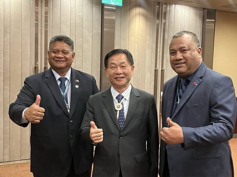 外交部與內政部於1日至3日共同舉辦「2025國際警察合作論壇」,外交部常務次長葛葆萱(中)與馬紹爾群島司法、移民暨勞工部長查克拉(Wisely Zackhras,右)、帛琉國務部部長艾古斯(Gustav Aitaro,左)合影。(外交部提供)中央社記者楊堯茹傳真 114年9月4日