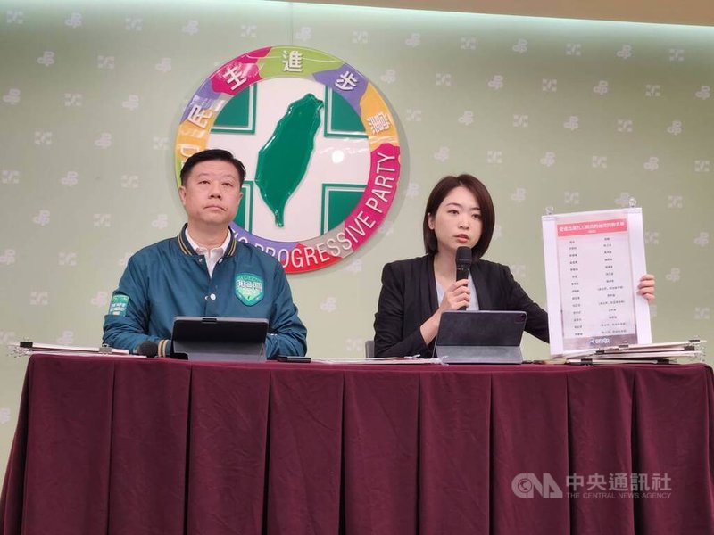民進黨發言人韓瑩(右起)、中國事務部主任吳峻鋕4日共同召開「國民黨不反共棄先烈 弱國防掏空台灣」記者會。中央社記者葉素萍傳真 114年9月4日