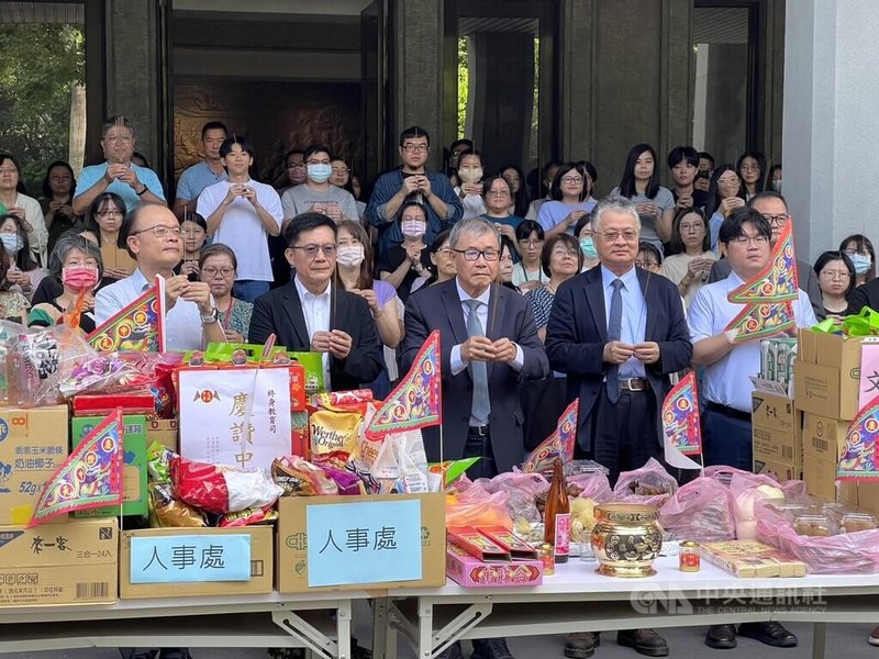教育部4日中午舉辦中元普渡活動,部長鄭英耀(前右3)和3名次長張廖萬堅(前左2)、劉國偉(前右2)、朱俊彰(前右)難得到齊。中央社記者陳至中台北攝 114年9月4日