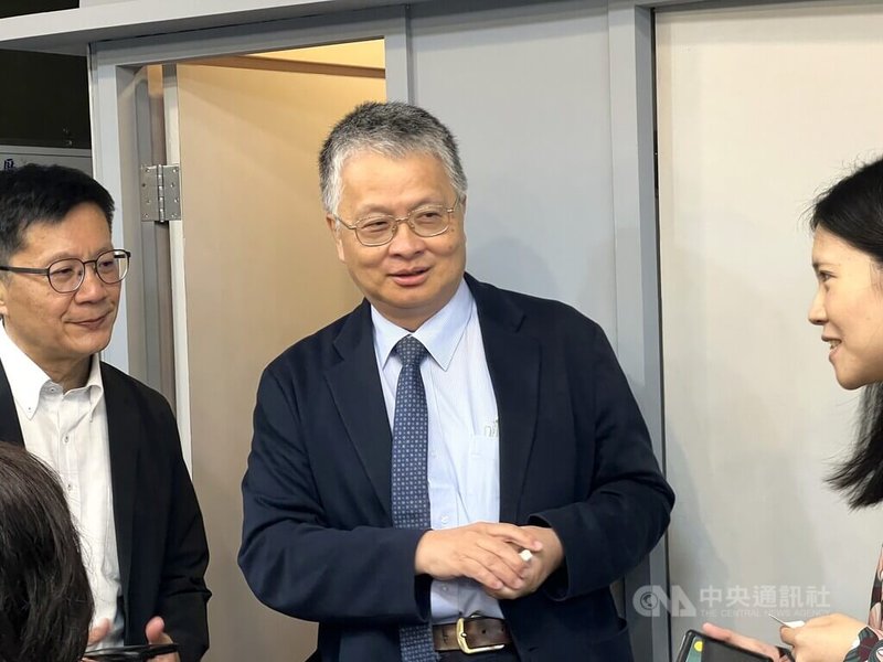 教育部政務次長劉國偉(中)上任,4日接受媒體聯訪,直言心情像「轉學生」。中央社記者陳至中台北攝 114年9月4日