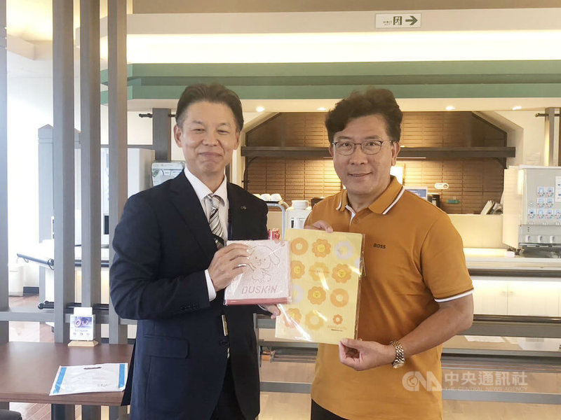 日本DUSKIN執行役員國際部部長山本一成(左)4日接受台灣媒體訪問表示,DUSKIN經營高齡長者支持服務,將與統一集團交流相關情報,不排除在台發展高齡租賃事業。右為統一企業公共事務室部長凃忠正。中央社記者何秀玲攝  114年9月4日
