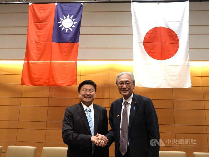 立法院國民黨團總召傅崐萁(左)4日在日本眾議院第一議員會館,與日本跨黨派國會議員組成的日華議員懇談會會長古屋圭司(右)等議員會談。古屋強調,日台之間存在深厚信任,並指日本在防災方面向台灣取經。中央社記者楊明珠東京攝 114年9月4日