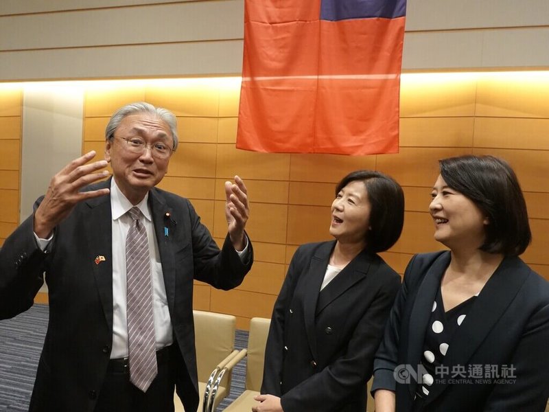 國民黨團總召傅崐萁率史上最大立委訪日團,4日在日本眾議院第一議員會館,與日華懇會長古屋圭司(左)等議員會談。會後,立委王鴻薇(右)、王育敏(中)等人與古屋談及日本政局。古屋表示,日華懇計劃雙十節率慶賀團訪台,但日本政局變化多端,內心感不安。中央社記者楊明珠東京攝 114年9月4日