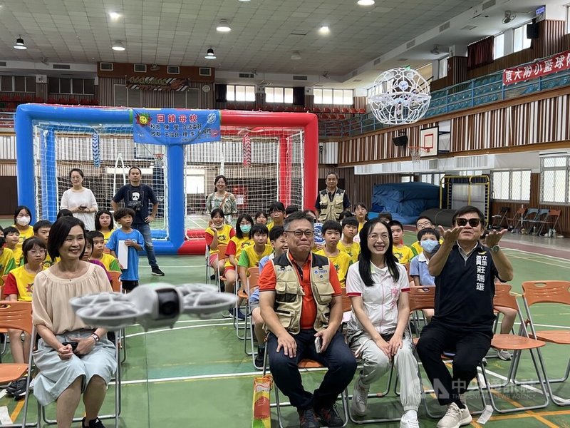 「無人機足球」 （Drone Soccer）近年在國際快速流行，民進黨籍立委陳瑩（前右2）特別媒合台灣無人機競技發展協會，4日捐贈無人機足球設備組給台東大學附設實驗國民小學，鼓勵學子接觸新興運動。中央社記者盧太城台東攝  114年9月4日