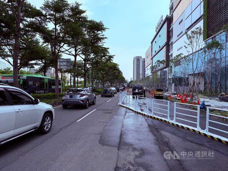 一名機車騎士4日行經台中市北屯區時不慎碰倒工地交通錐，引發作業中怪手駕駛不滿擋道，相關影像引發熱議。警方對此表示，怪手駕駛行為已違規，將依法開罰。圖為事發路段。（翻攝照片）中央社記者蘇木春傳真  114年9月4日