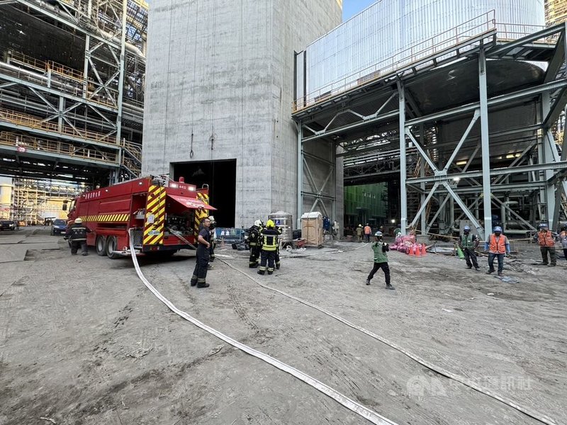 台中港務消防隊4日下午獲報指龍井區台中火力發電廠內發生火災,立即派遣各式救災車輛與人員前往處理,於晚間近6時順利控制火勢,燃燒面積約8平方公尺,無人員傷亡。(翻攝照片)中央社記者蘇木春傳真 114年9月4日