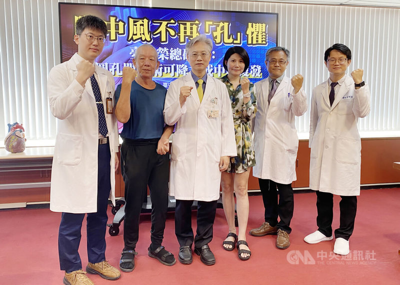 台中榮總4日舉行記者會,會中發表由中榮院長傅雲慶(左3)推動的「心腦團隊」,為心臟開放性卵圓孔導致腦中風的患者施予心導管卵圓孔關閉術,可降低9成中風復發機會。中央社記者郝雪卿攝 114年9月4日