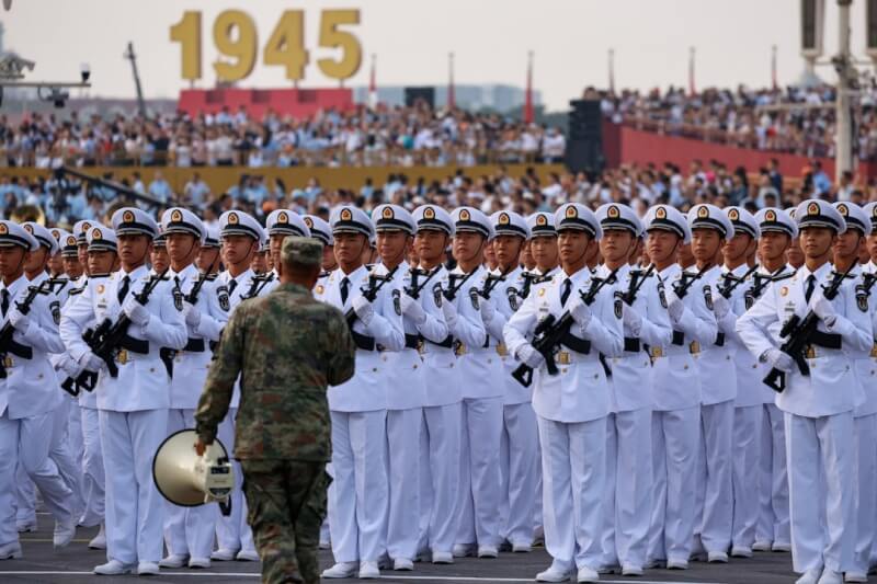 中共3日舉辦閱兵典禮,解放軍海軍列隊行進。(路透社)