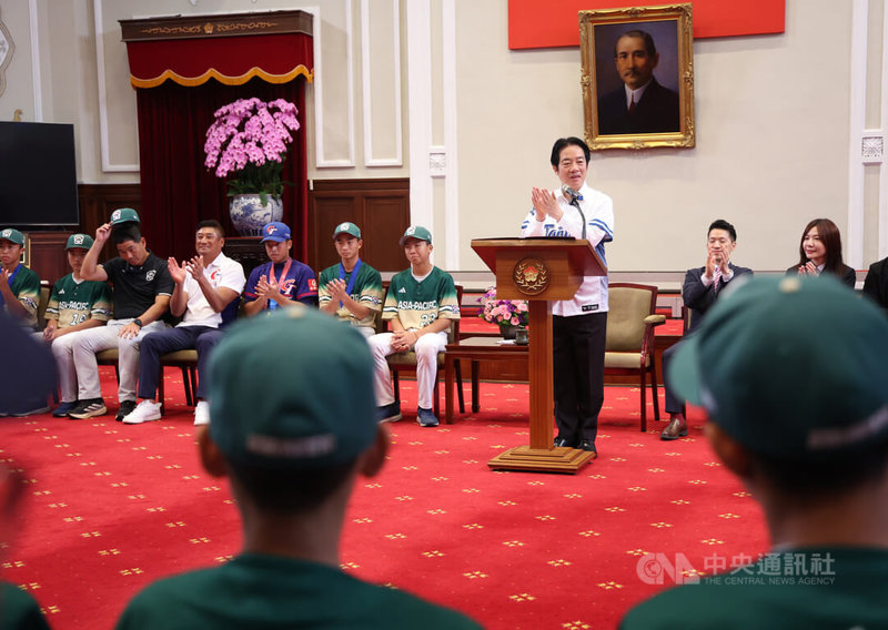 總統賴清德(中,立者)拍手喝采並致詞勉勵選手與教練。中央社記者張新偉攝 114年9月4日