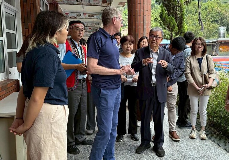 教育部與嘉義縣政府訪視阿里山國民中小學偏鄉創新雙語學校,教育部長鄭英耀(前右)到場與美籍教師對話並了解教學狀況。(嘉義縣政府提供)中央社記者黃國芳傳真 114年9月4日
