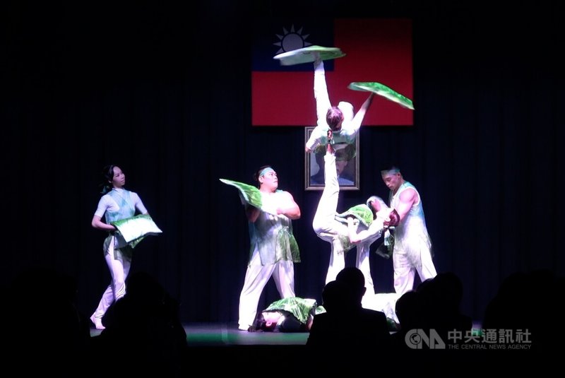 僑委會遴派的國慶文化訪問團北美洲團美東時間3日晚間在華府僑教中心演出,透過雜技表演展現台灣多元面貌。中央社記者侯姿瑩馬里蘭州攝 114年9月4日