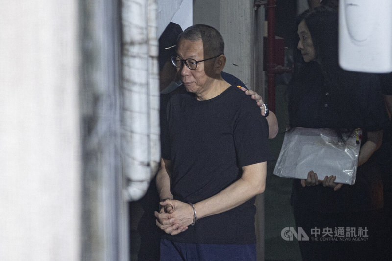 台北地院4日審理京華城案,前台北市長柯文哲(中)及國民黨台北市議員應曉薇(右)羈押期10月1日屆滿,法院召開訊問庭聽取檢辯意見,兩人下囚車後在法警戒護下步入北院。中央社記者鄭清元攝 114年9月4日
