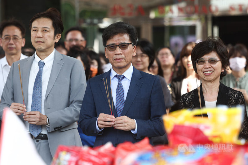 農曆7月到，金管會主委彭金隆（中）4日率各局處主管出席中元團拜，一同參拜祈福。中央社記者王騰毅攝  114年9月4日