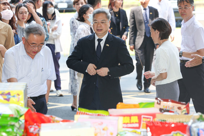 經濟部114年「中元祈福祭典」4日下午舉行,經濟部長龔明鑫(前中)率各級主管一同出席。中央社記者吳家昇攝 114年9月4日
