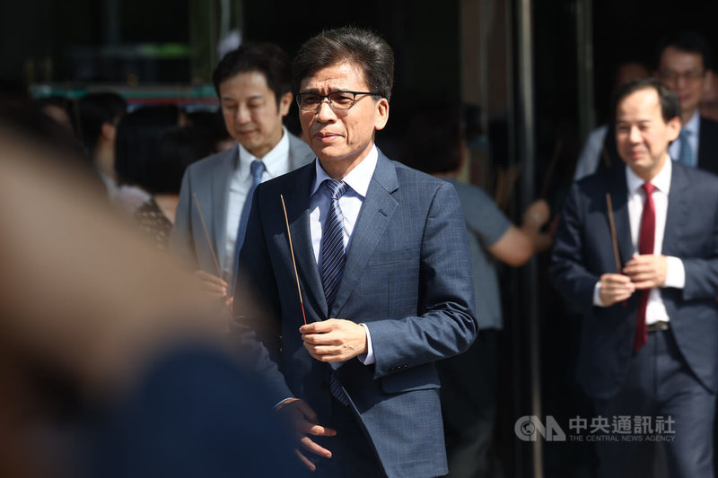 金管會主委彭金隆(前中)4日下午率各局處首長舉行中元普度團拜,與局處主管等一同持香走到供桌前祭拜,期盼金管會全體今年也能平安順利。中央社記者王騰毅攝 114年9月4日