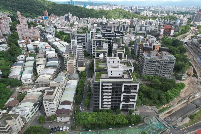 圖為高處俯瞰北市北投區公寓大樓。(中央社檔案照片)