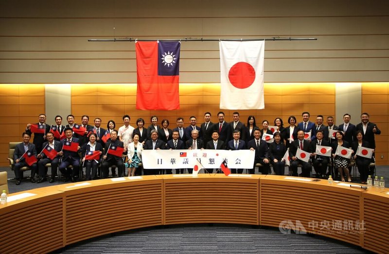 國民黨立法院黨團總召傅崐萁率黨籍立委訪日,4日與日華懇談會會長古屋圭司、幹事長萩生田光一等議員會談,交流場面熱絡。中央社記者楊明珠攝 114年9月4日