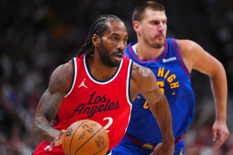 NBA快艇隊與球團老闆巴爾默被控支付當家球星雷納德(前)2800萬美元讓他擔任「掛名職位」,藉此規避聯盟薪資上限。(路透社)