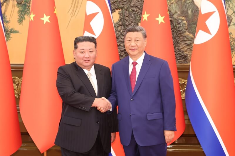 中共總書記習近平(右起)與北韓領導人金正恩4日舉行會談。(中新社)