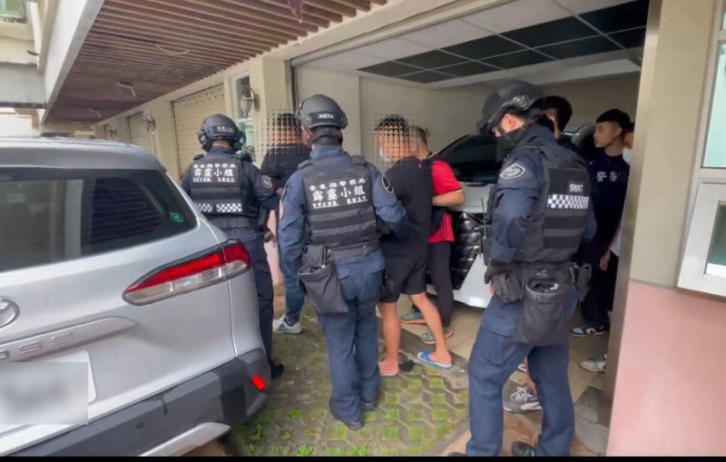 台東縣警察局4日宣布破獲人口販運案,犯嫌以介紹至泰國工作可賺大錢誆騙被害人,出國後限制自由逼從事詐騙工作,未達業績即予電擊、關小黑屋,黃姓等4嫌日前遭檢方提起公訴。(台東縣警察局提供)中央社記者盧太城台東傳真 114年9月4日