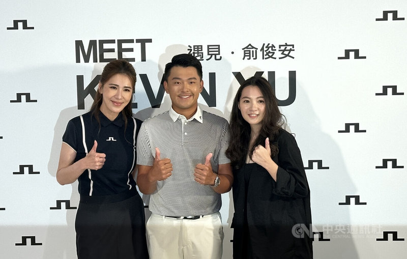 台灣旅美男子職業高爾夫好手俞俊安(中)4日出席贊助商及個人攝影展活動,希望讓球迷看到不同的自己。中央社記者黎建忠攝 114年9月4日