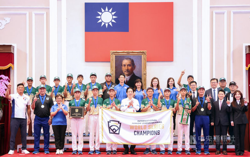 總統賴清德(前右7)4日在總統府與世界次青少棒錦標賽代表隊台中市中山國中青少棒隊合影。中央社記者張新偉攝 114年9月4日