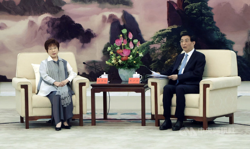 中國全國政協主席王滬寧（右）4日在北京人民大會堂會見前中國國民黨主席洪秀柱（左）。中央社記者謝怡璇北京攝  114年9月4日