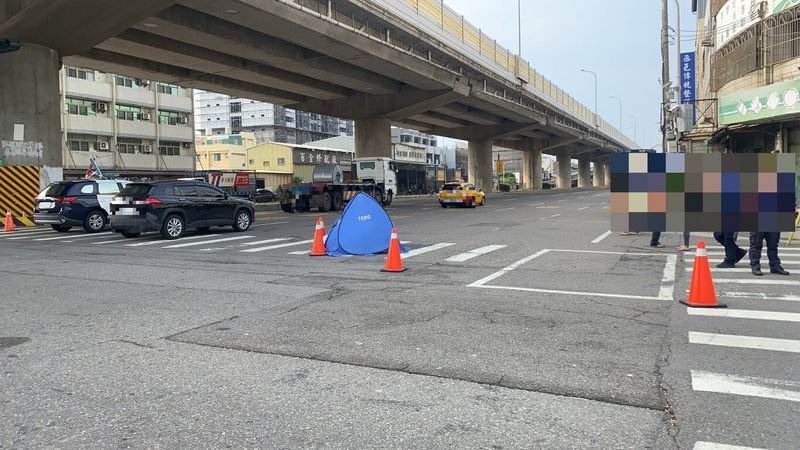 台中市梧棲區港埠路一段與文昌路口,4日上午發生死亡車禍。一輛曳引大貨車右轉與機車發生碰撞,造成72歲女騎士倒地後被曳引大貨車輾過、當場身亡。(民眾提供)中央社記者趙麗妍傳真 114年9月4日