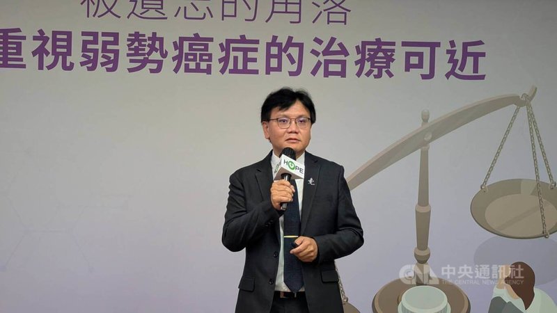 癌症希望基金會副董事長、高雄長庚醫院耳鼻喉部教授羅盛典4日出席記者會,透過分享癌友案例,盼政府與健保能重視弱勢癌症治療可近性。中央社記者曾以寧攝 114年9月4日