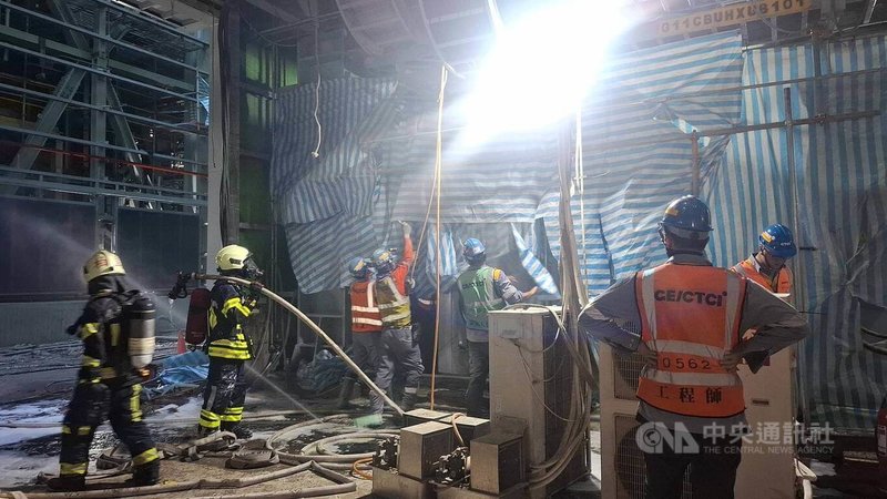 台中火力發電廠4日下午發生火警,警消到場時發現變電室設備冒煙,火勢順利控制撲滅後並未延燒,無人員傷亡,起火原因仍待調查。(翻攝照片)中央社記者蘇木春傳真 114年9月4日