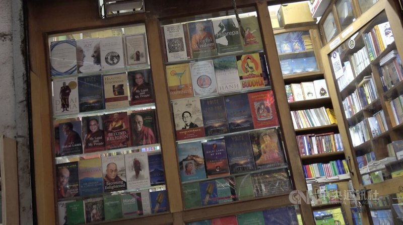 印度「小西藏」一間書店中販售「最後一次相遇,我們只談喜悅」、「超越生命的幸福之道」等達賴喇嘛著作。這些書籍是流亡藏人尋找精神寄託與文化認同的重要媒介。中央社實習記者陳徹新德里攝 114年9月4日