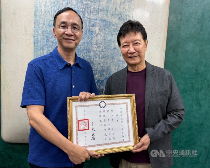 國民黨主席朱立倫(左)4日頒發中評會主席團主席聘書給前中廣董事長趙少康(右)、前台大校長管中閔。(取自朱立倫臉書)中央社記者王承中傳真 114年9月4日