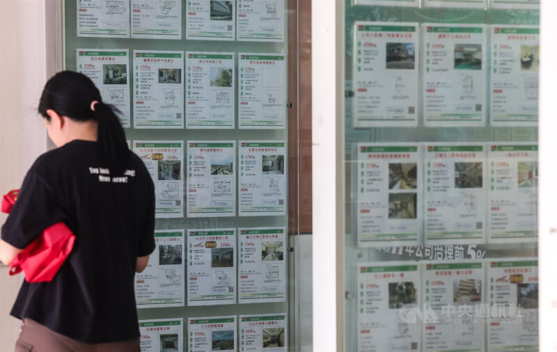 圖為台北市士林區一家房仲業者店外張貼售屋資訊。(中央社檔案照片)