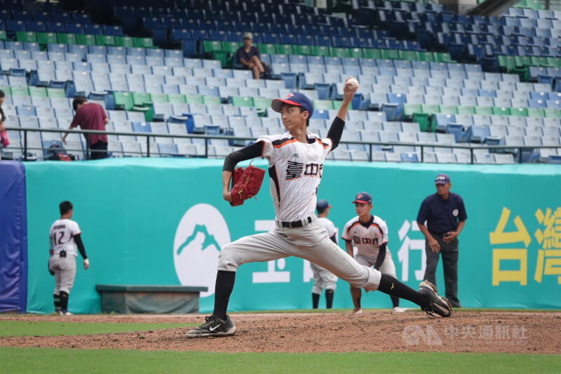 U18世界盃棒球賽5日開打，台灣隊首戰與中國隊交手，推出左投鍾亦恩（前）先發。（中央社檔案照片）