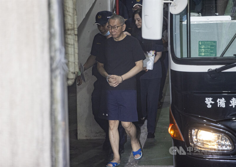 台北地方法院4日審理京華城案，前台北市長柯文哲（前）及台北市議員應曉薇（後右）羈押期10月1日屆滿，法院召開訊問庭聽取檢辯意見，並提解2人到庭。中央社記者鄭清元攝  114年9月4日
