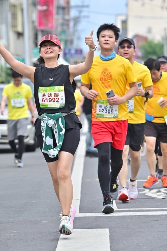 台中女中校長洪幼齡(左)4日表示,要如何激勵學測各校自有創意,她將以「陪跑代替陪考」,運動可以刺激大腦,盼透過跑步方式激勵學生。圖為洪幼齡2023年11月參加田中馬拉松活動畫面。(洪幼齡提供)中央社記者趙麗妍傳真 114年9月4日