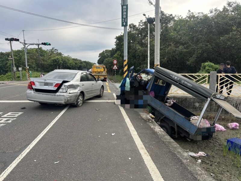屏東縣崁頂鄉187縣道4日上午發生死亡車禍,一輛小貨車先追撞前方轎車後,再撞上路旁交通號誌桿,小貨車駕駛傷重送醫不治,肇事原因仍有待釐清。(屏東縣政府警察局東港分局提供)中央社記者黃郁菁傳真 114年9月4日