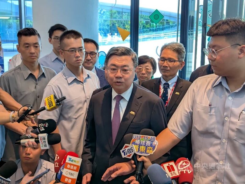 行政院長卓榮泰(前右2)5日到台中與自行車業者交流座談,會前受訪時表示,在美國對等暫時性關稅20%的情況下,目前對自行車業者而言,政府需要做得更多。中央社記者蘇木春攝 114年9月5日