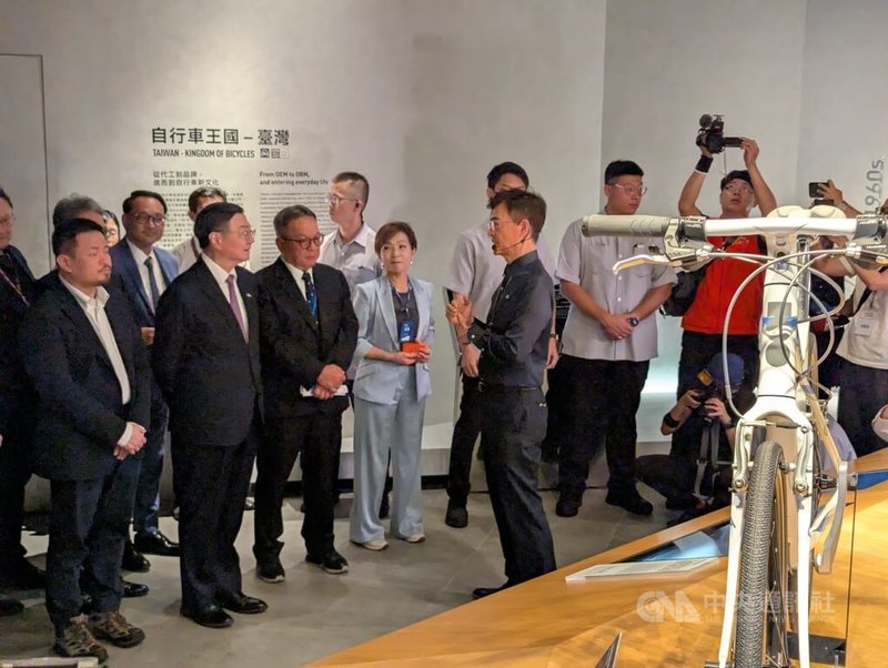 行政院長卓榮泰(前左2)5日前往台中參訪自行車大廠巨大公司,與自行車業者及供應鏈廠商交流座談。中央社記者蘇木春攝 114年9月5日