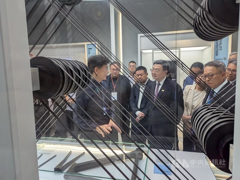 行政院長卓榮泰(前右2)5日到台中參訪巨大機械工業股份有限公司,了解業界心聲。中央社記者蘇木春攝 114年9月5日