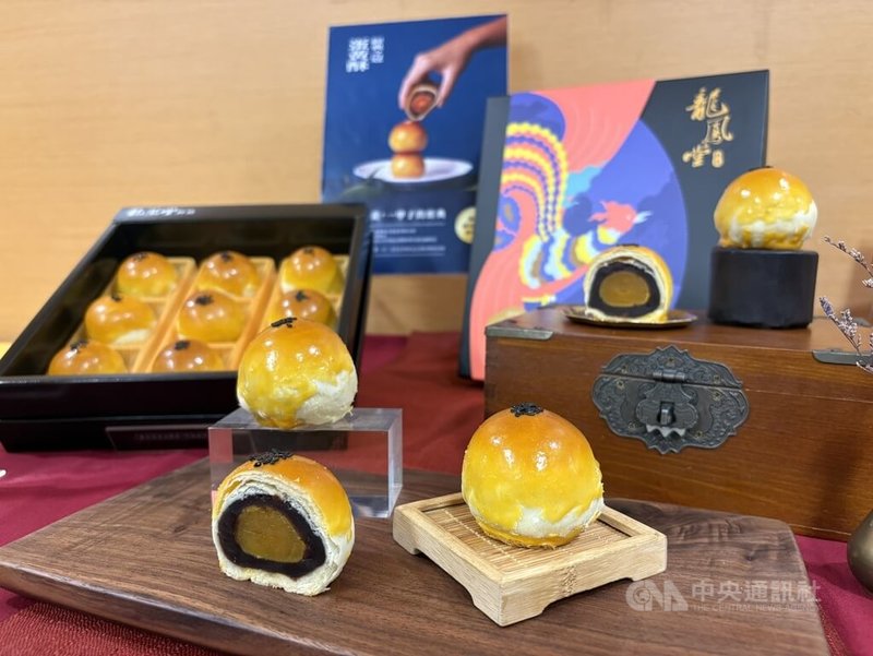 2025新北市蛋黃酥節5日舉行頒獎典禮,今年賽事共分「經典蛋黃酥」及「創意蛋黃酥」2組,其中經典組冠軍由龍鳳堂餅舖的烏豆沙蛋黃酥獲肯定。中央社記者曹亞沿攝 114年9月5日