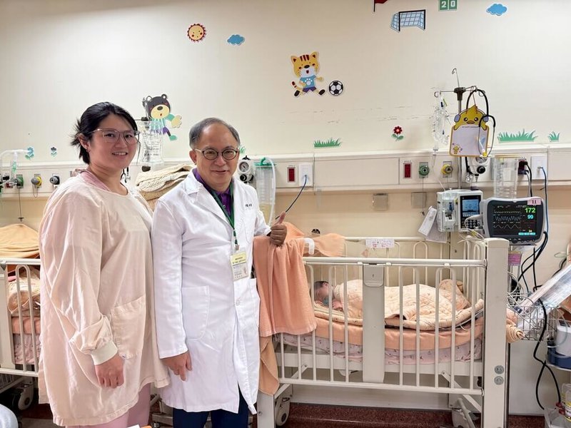 台中1名出生21天的新生兒出現嚴重咳嗽到吐等症狀,就醫檢查後發現感染呼吸道融合病毒(RSV)。烏日林新醫院小兒科醫師賴永清(左2)提醒,免疫力較弱的寶寶,一旦感染容易引發嚴重併發症,家長不可掉以輕心。(院方提供)中央社記者蘇木春傳真 114年9月5日