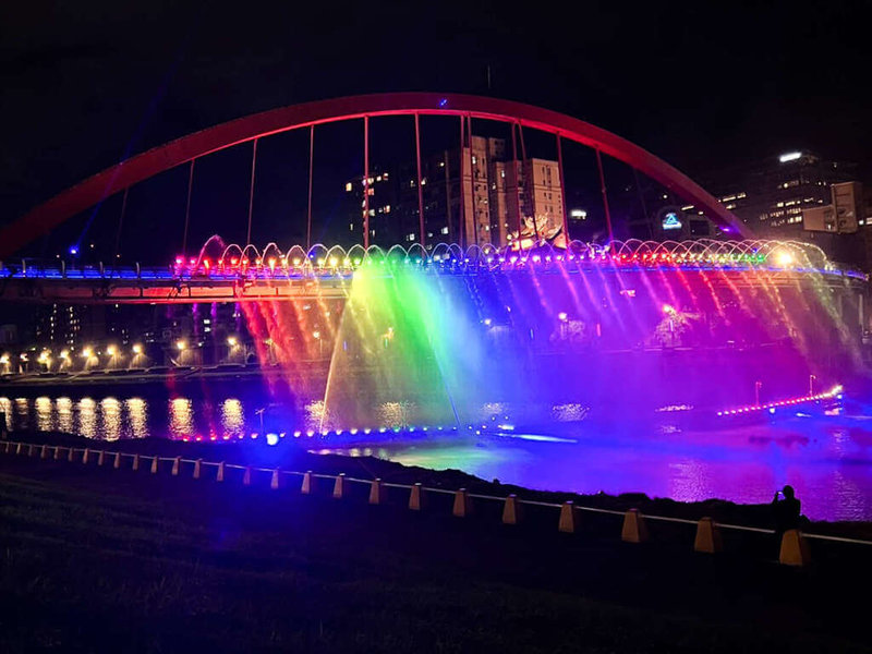 台北市觀傳局表示，台北水舞嘉年華將在9月13日至10月19日登場，水舞演出時彩虹橋將管制通行。（台北市觀傳局提供）中央社記者陳昱婷傳真　114年9月5日