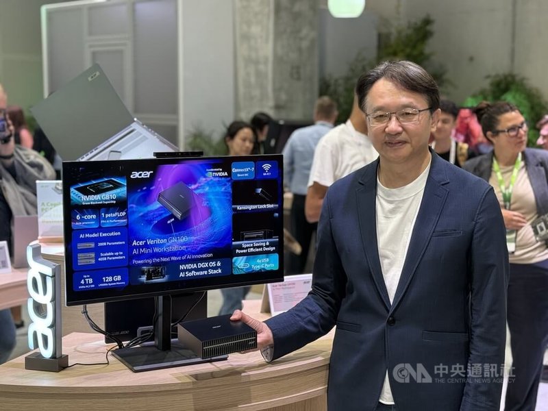 電腦品牌廠宏碁3日在德國柏林舉辦新品發表會,董事長暨執行長陳俊聖受訪表示,今年下半年個人電腦(PC)市場變數很多,不過第3季歐洲市場消費者信心逐漸回升,宏碁會加強韌性與穩定度,力拚持續獲利。中央社記者吳家豪柏林攝 114年9月5日